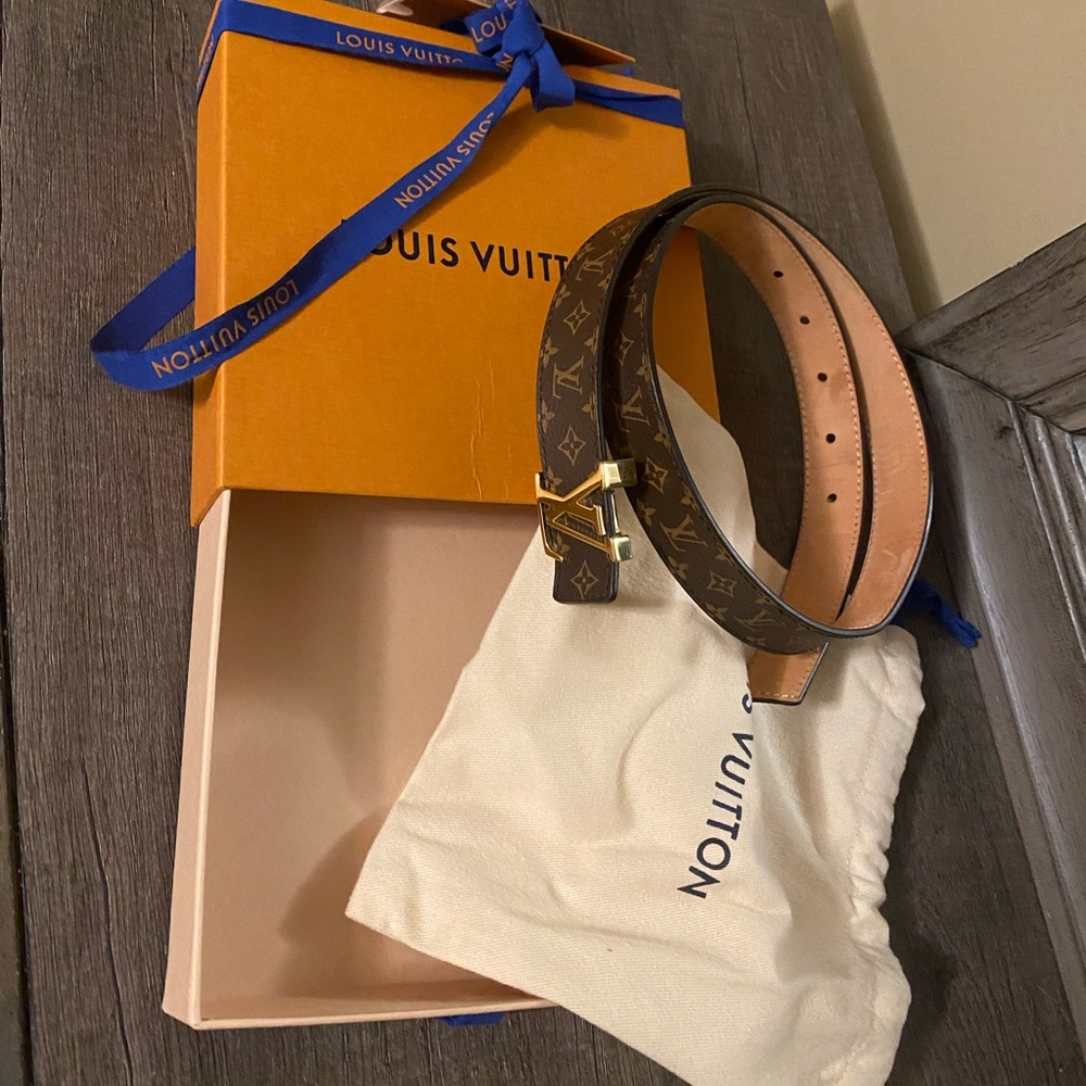 Louis Vuitton belt comes w dust bag and box